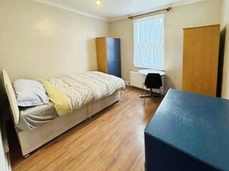 6Bed 3Bath House to rent in Harrow - Thomson Road
