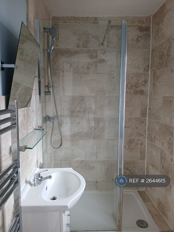 1 bedroom flat in Vale Road, London, N4 (1 bed) (#2644615)
