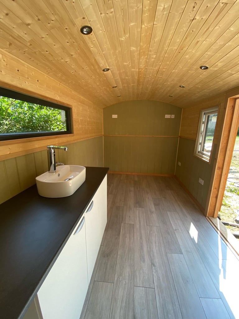 SOLID OAK SHEPHERDS HUT extra living space, air B&B holiday home