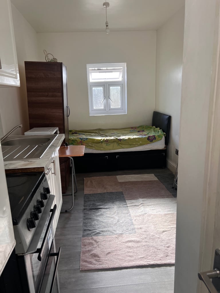 Studio flat to rent in Romford RM7