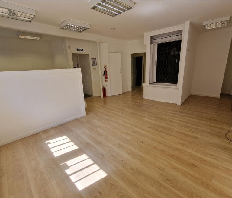 Central North Laine ground floor office in former Victorian warehouse