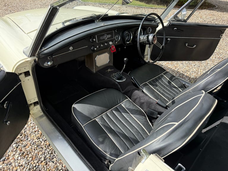 1965 MG MGB Pull Handle Roadster  Convertible PETROL Manual