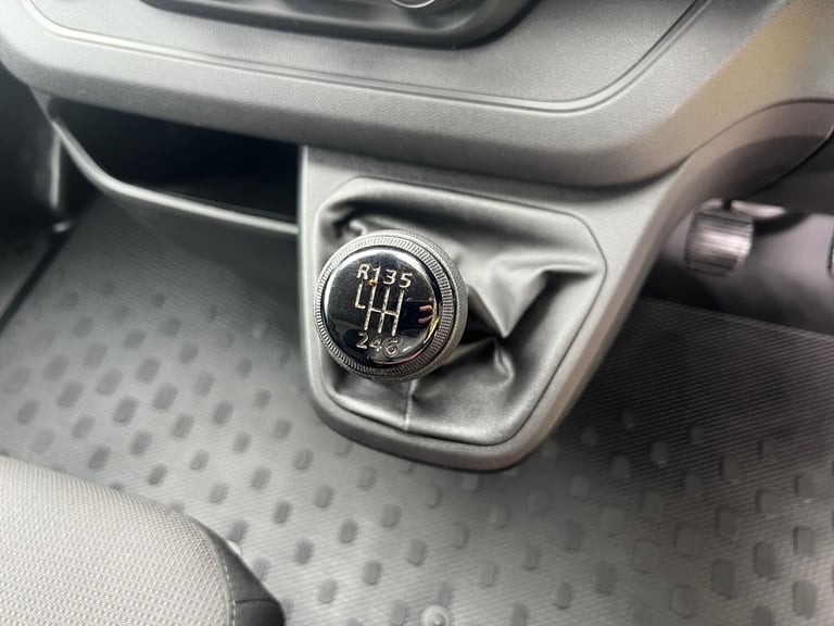 RENAULT TRAFIC SL28 2.0 BLUE DCI 130PS BUSINESS L1H1 SWB VAN 22 REG 35,800 MILES