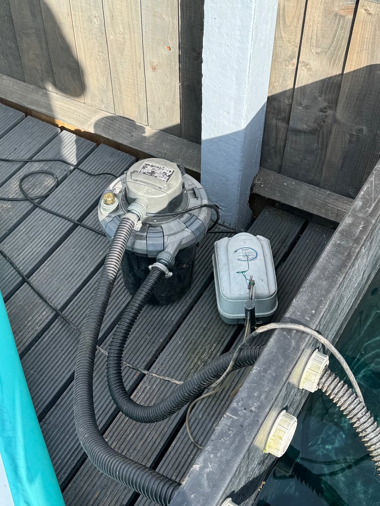 fish tank with pump filter and food 