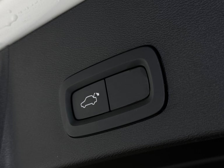 2021 Volvo XC40 1.5h T5 Twin Engine Recharge 10.7kWh R-Design Auto Euro 6 (s/s) 5dr ESTATE PETROL...