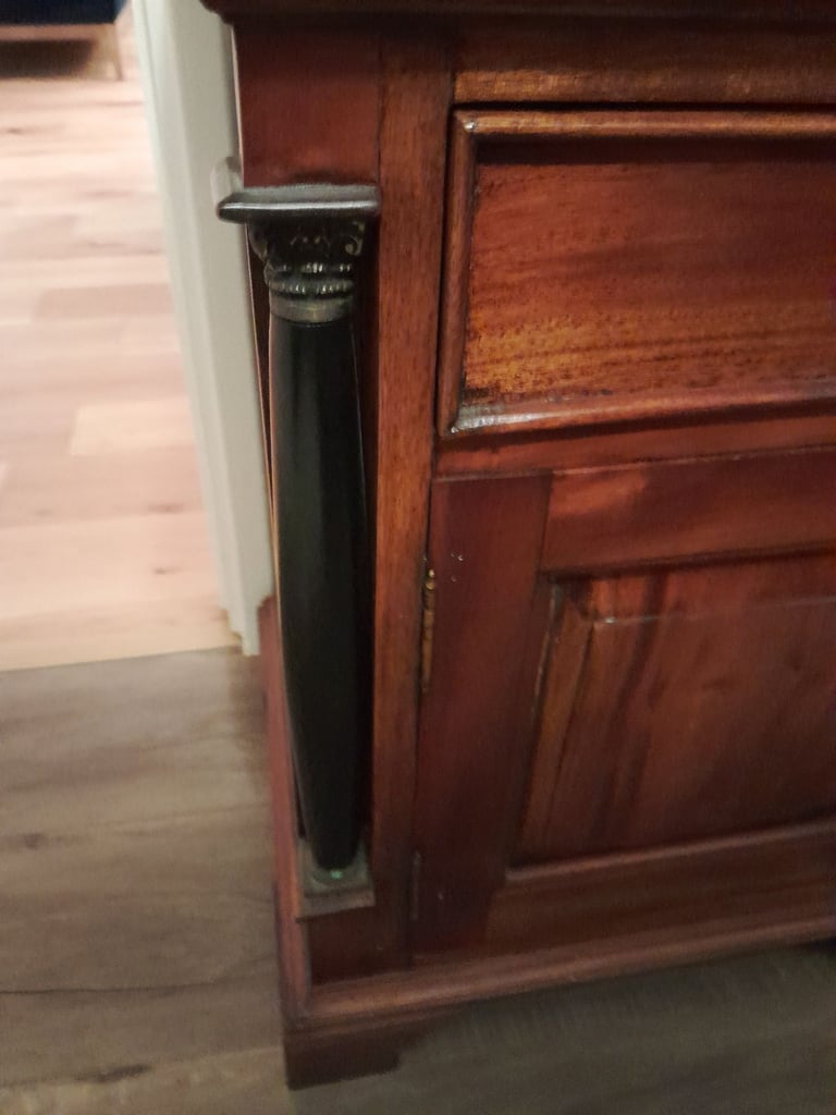 Small mahogany cupboard.