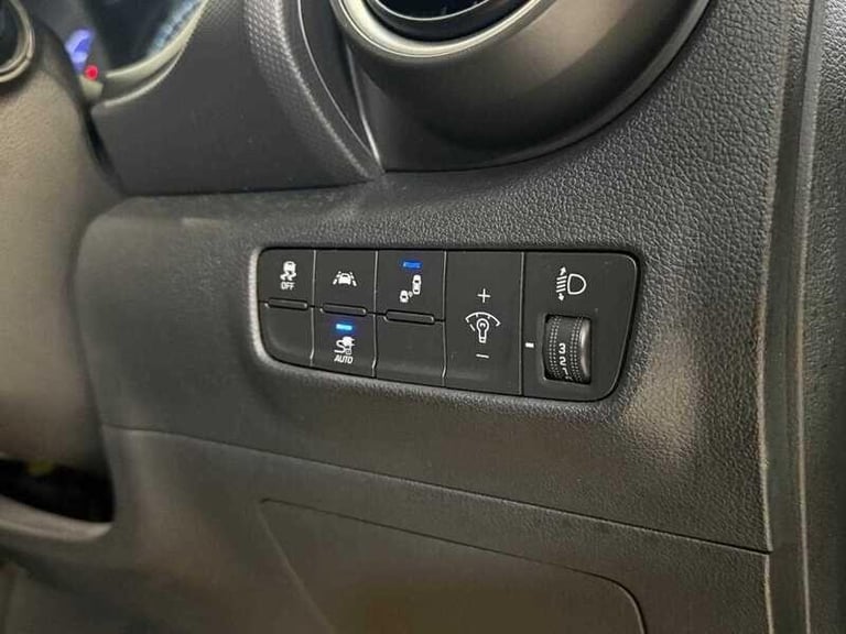 2020 Hyundai KONA 64kWh Premium SUV 5dr Electric Auto (7kW Charger) (204 ps) HATCHBACK Electric A...