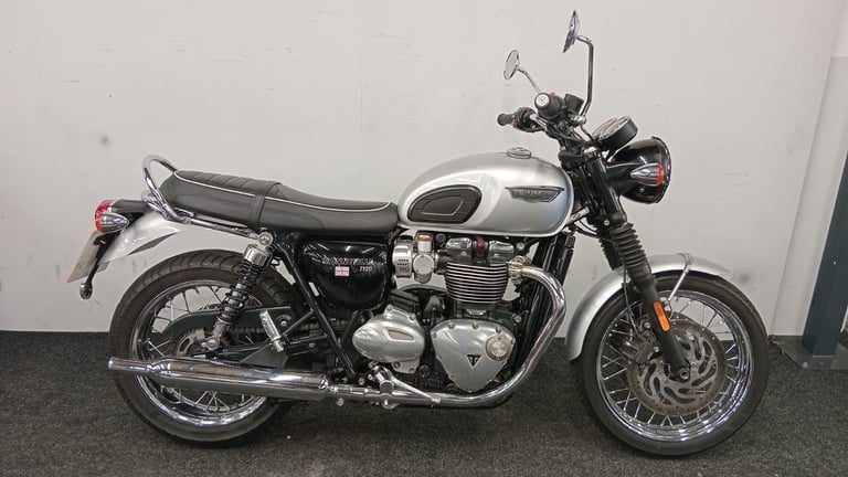 image for TRIUMPH BONNEVILLE T120 ** MOT APRIL 2026 - CENTRE STAND - HEATED GRIPS ** 