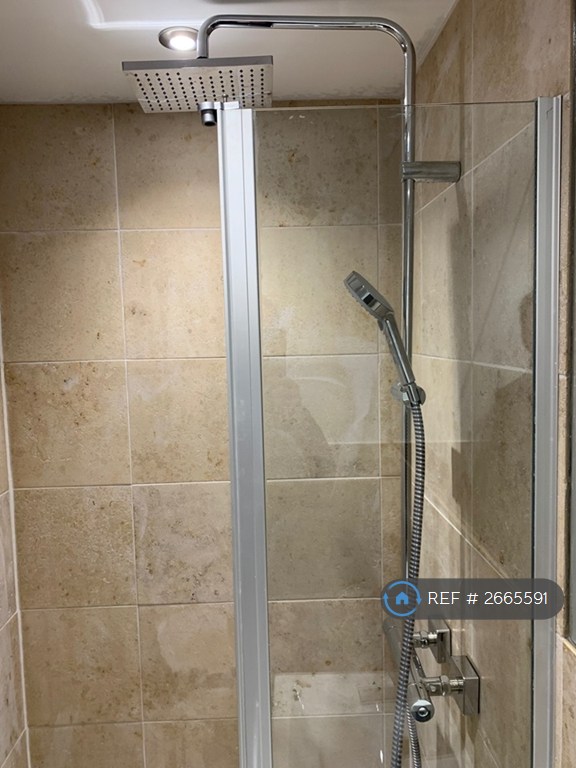 1 bedroom flat in The Causeway, Altrincham, WA14 (1 bed) (#2665591)