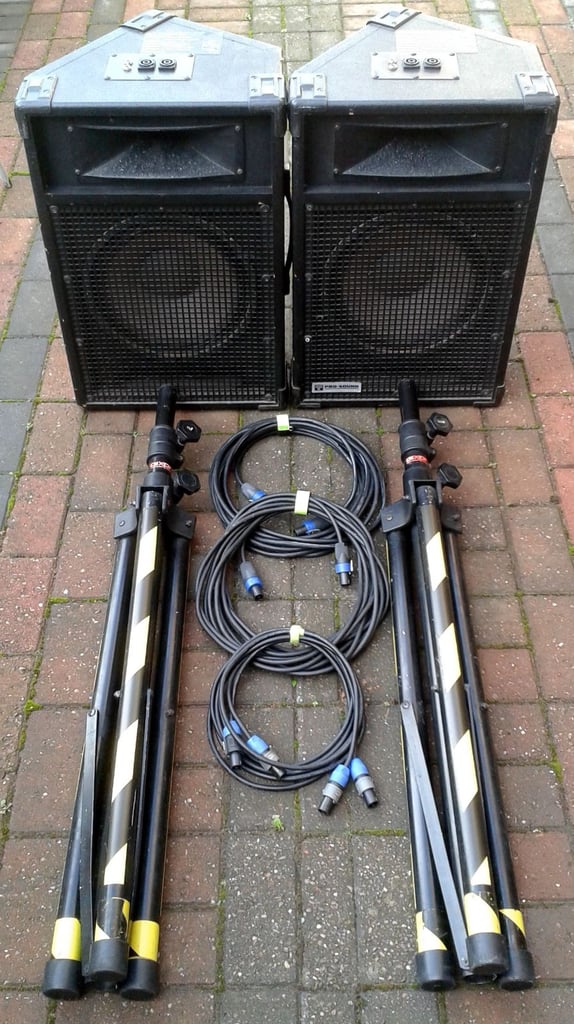 PAIR OF PASSIVE STAGE MONITORS/SPEAKERS, C/W STANDS & CABLES. JOB LOT.