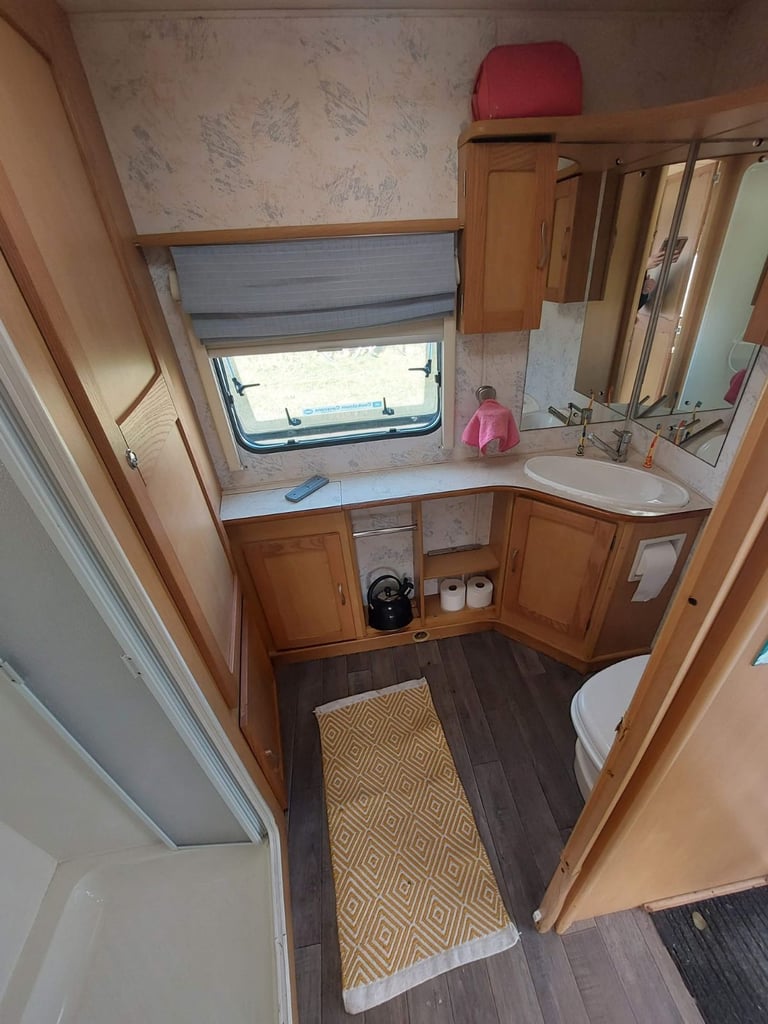 2005 Compass Corona 524, 4 berth caravan