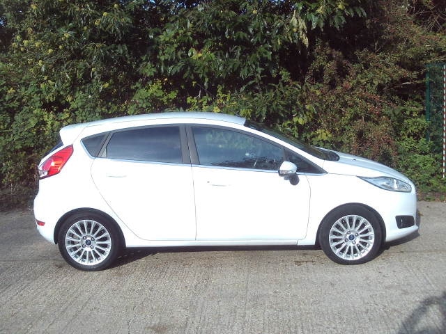 2015 Ford Fiesta 1.0 EcoBoost Titanium 5dr Powershift White 31k Miles FSH Years MOT Warranty HATC...