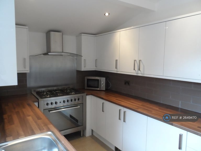 6 bedroom house in Hibbert Street, Manchester, M14 (6 bed) (#2649470)