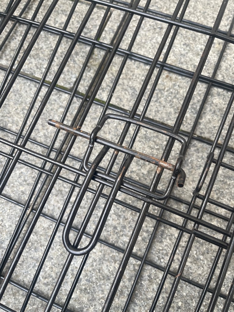 Dog Crate - Medium, slanted 