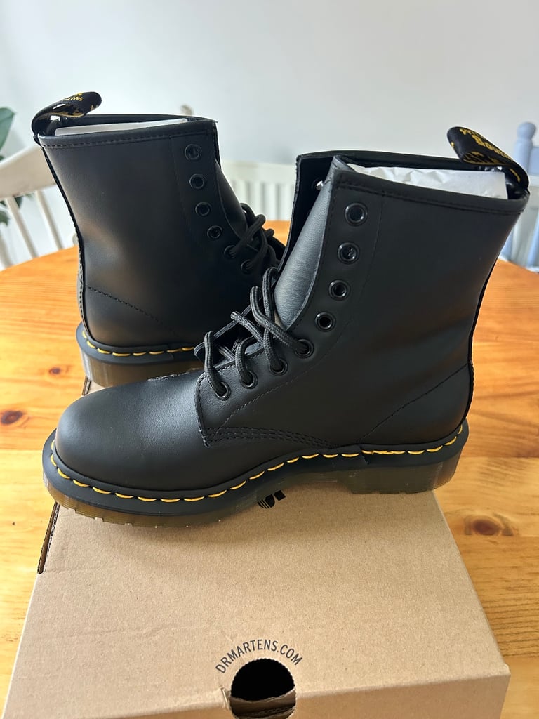 1460 Vonda Floral Dr Marten Black Boots