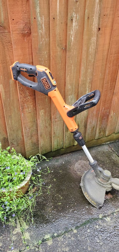 Black and Decker grass strimmer 