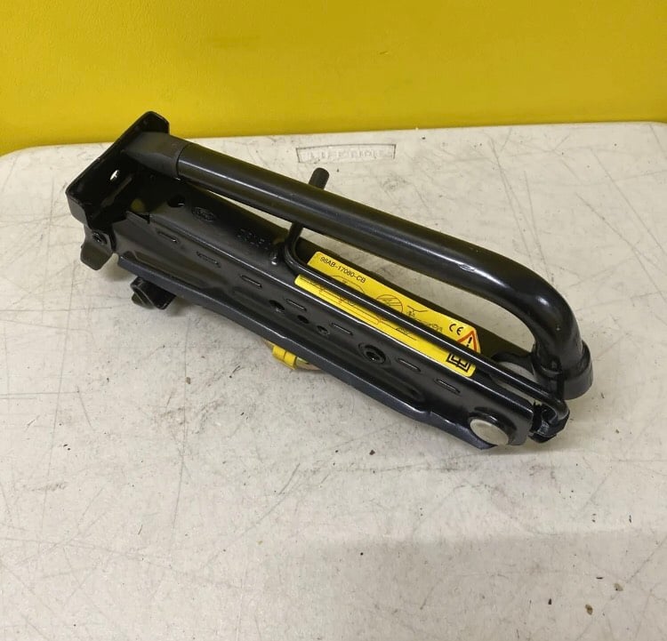 Ford Fiesta. Jack + Brace.  