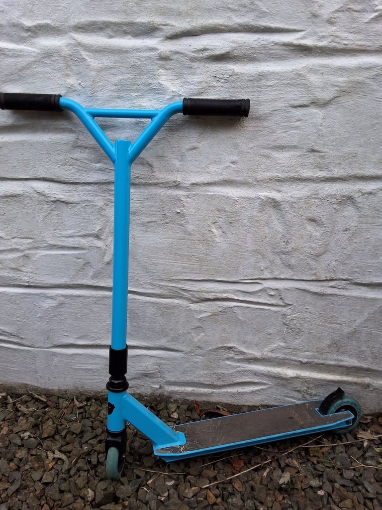 Blue kids 2 wheeled stunt scooter Blazer Pro eon 
