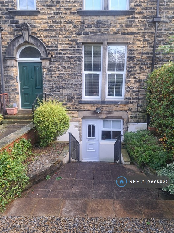 2 bedroom flat in Harrogate Road, Leeds, LS7 (2 bed) (#2669380)