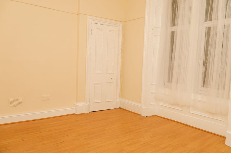 Newly Decorated 3-Bedroom Flat for Rent – Glasgow South Side