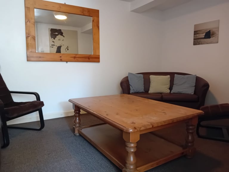 4 DOUBLE ROOMS IN WESTBURY STREET HOUSE TO RENT- STRICTLY STUDENTS ONLY.