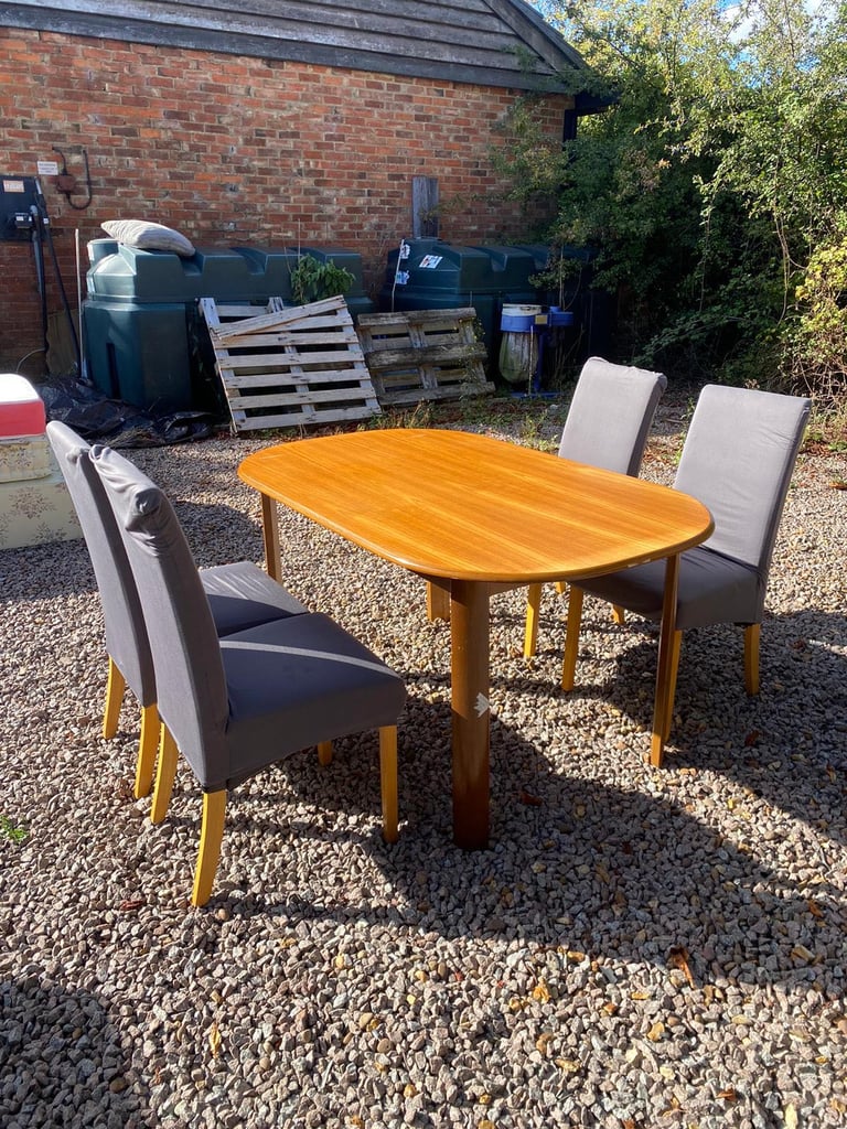 Dining table with 6x chair for £90(Free delivery)