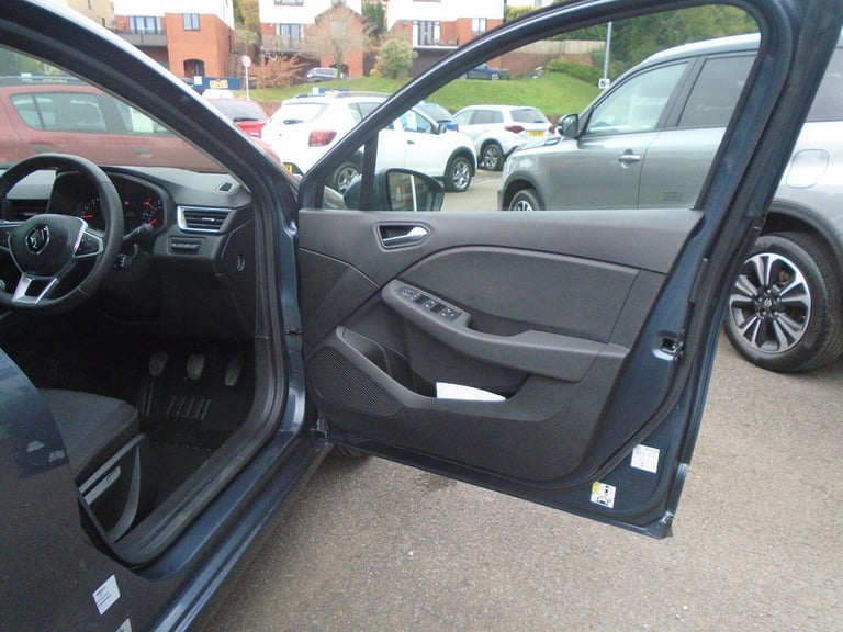 2022 Renault Clio 1.0 TCe Iconic Euro 6 (s/s) 5dr HATCHBACK Petrol Manual