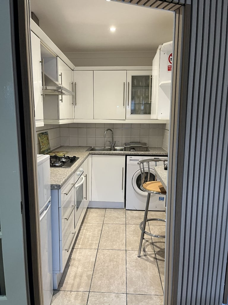 Flat Share 2 Bed Annexe Ruislip - Single & Double - £150/£200 P.W. Bills Included 