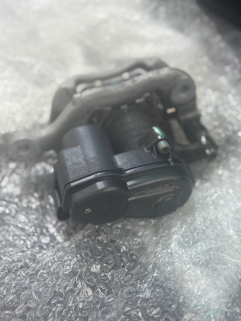 REDUCED : Quick Sale - Genuine NISSAN LEAF ZE1 Rear Left and right  Brake CalipersElectric 110kw