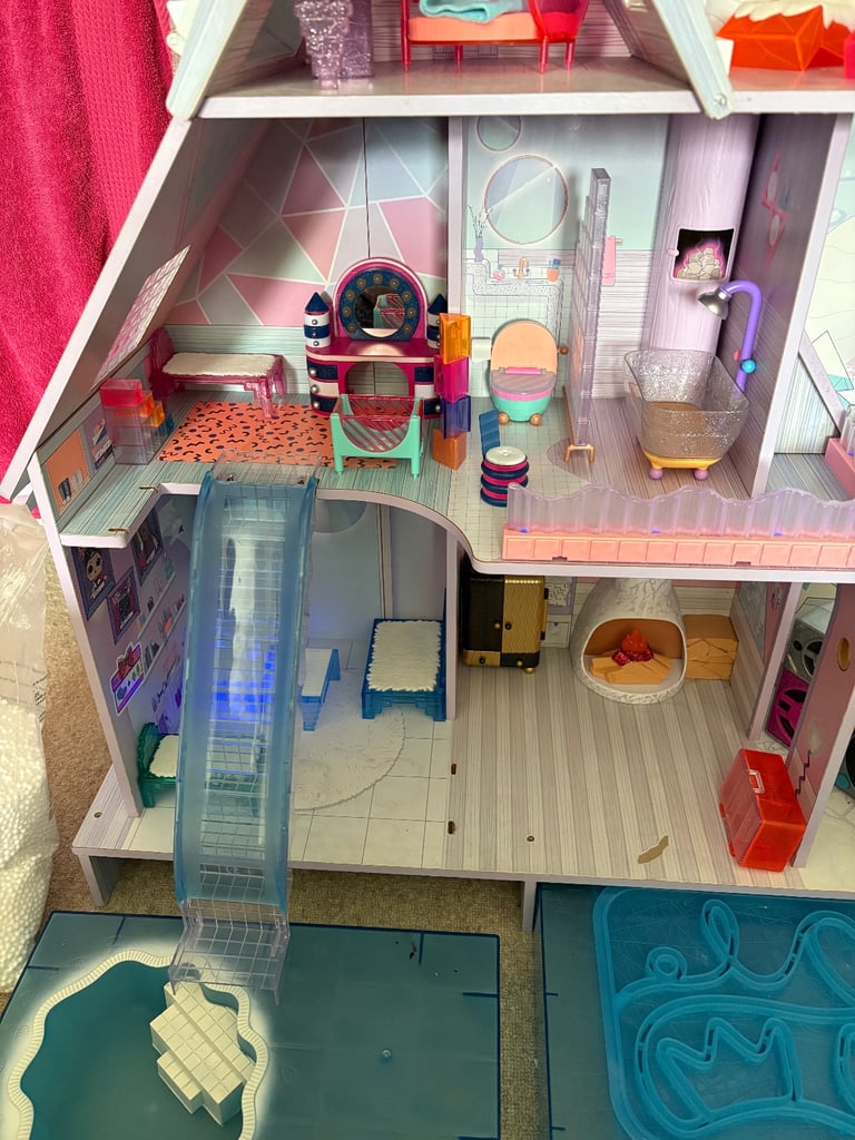 LOL Surprise Winter Disco Chalet Doll's House Bundle with furniture, dolls and accessories