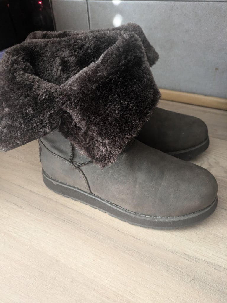 Skechers size 4 boots
