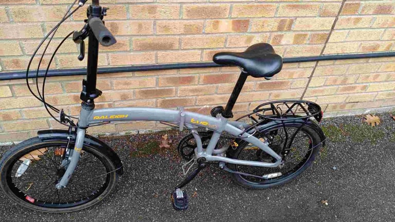 Raleigh Folding Bike in good condition with a comfort saddle, mudguards, rear pannier rack