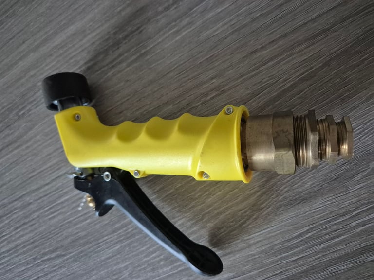 Metal pressure spray gun