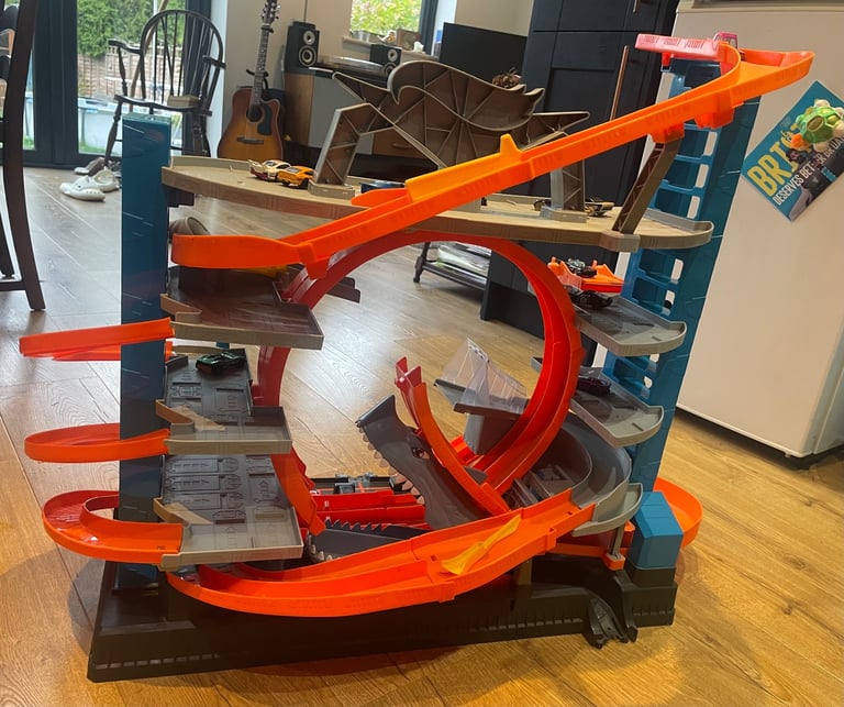 Hotwheels ultimate garage 