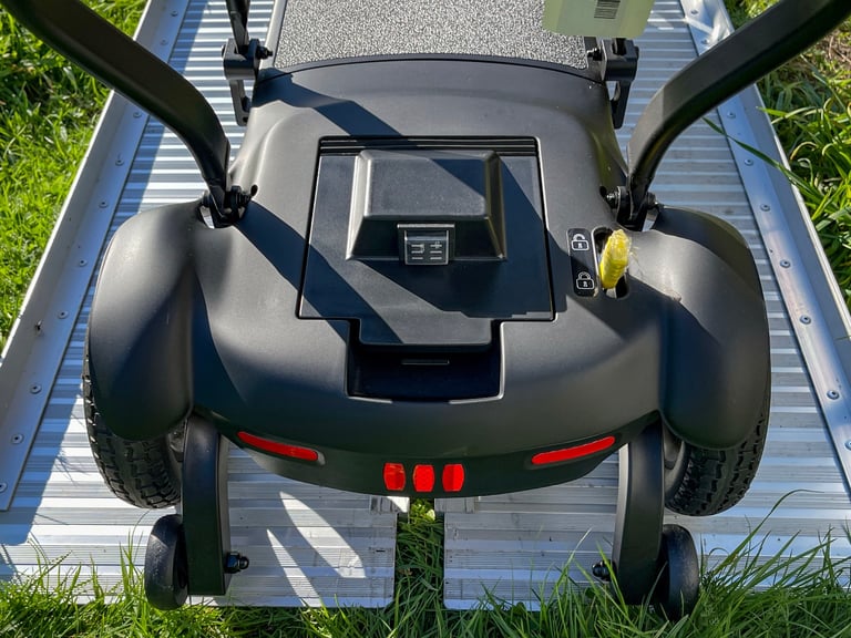 Pride GoGo MG2 Ultra Light FOLDING MOBILITY SCOOTER 14.7KG AIRLINE SAFE was £2495