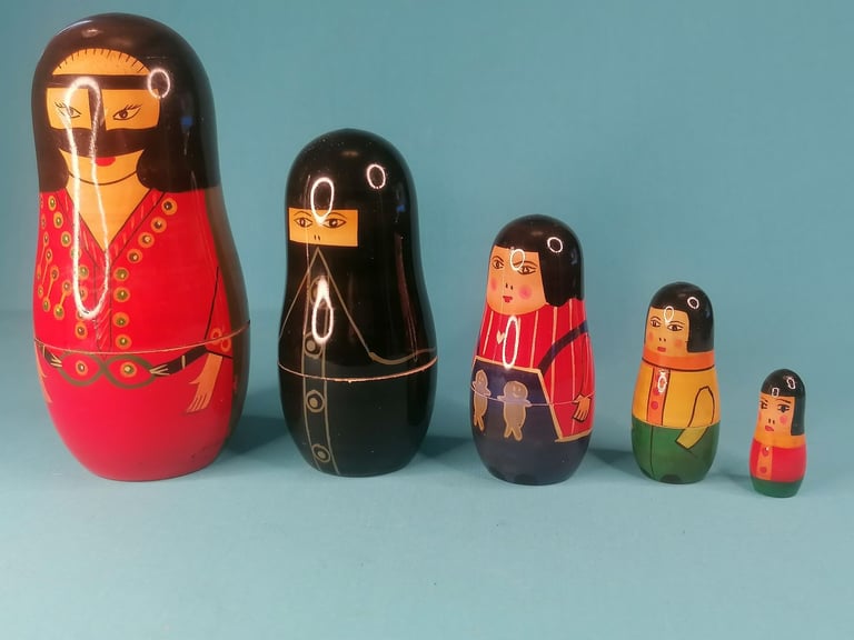 Beautiful Vintage Nestling Dolls , 5 dolls.  Bigger one  5,5inch smaller 1,5 inch.