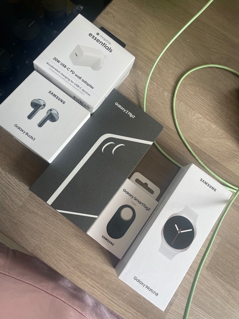 image for Samsung galaxy flip 7 & accessories 
