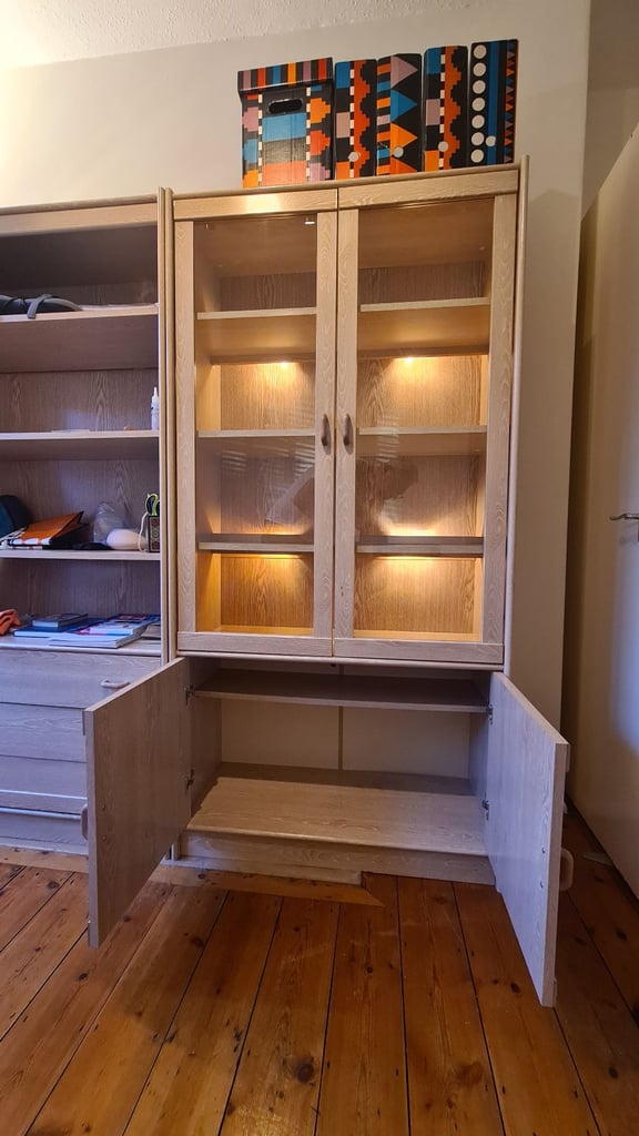 Display cabinet with 6 lights/2 glass doors. Collect London SW6 1UP