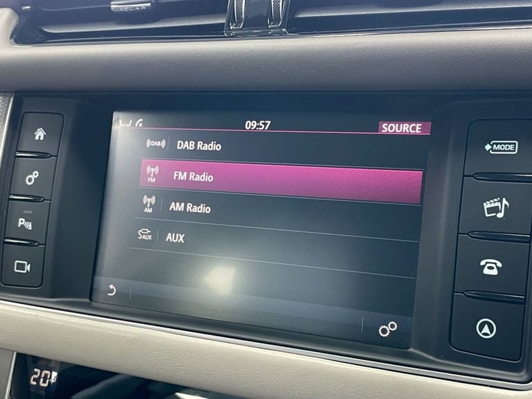 2017 Jaguar XF 2.0d Portfolio Saloon 4dr Diesel Auto Euro 6 (s/s) (180 ps) Saloon Diesel Automatic