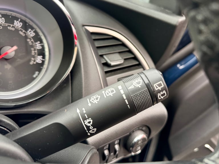 2011 Vauxhall Astra 1.6i 16V SE 5dr HATCHBACK Petrol Manual