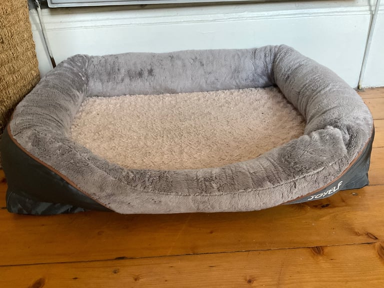 Fluffy warm dog basket