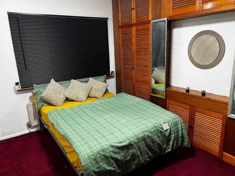 1 A double room - An Excellent Large Bright Double bedroom - 3mins to the train station for £150p/w