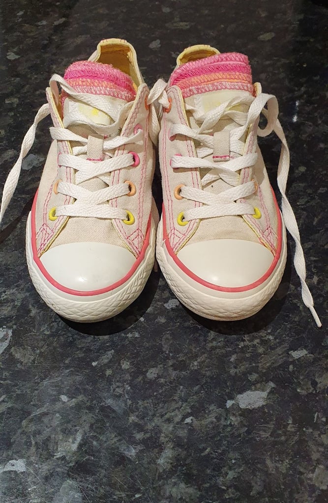 image for GIRLS TRAINERS - GIRLS  CONVERSE ALL STAR TRAINERS SIZE 1.5