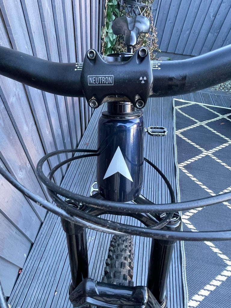 2022 Vitus Escarpe 27 CR mountain bike in velocity blue. 