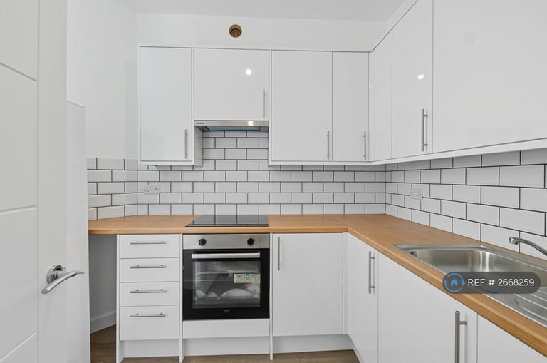2 bedroom flat in Seven Sisters Road, London, N15 (2 bed) (#2668259)