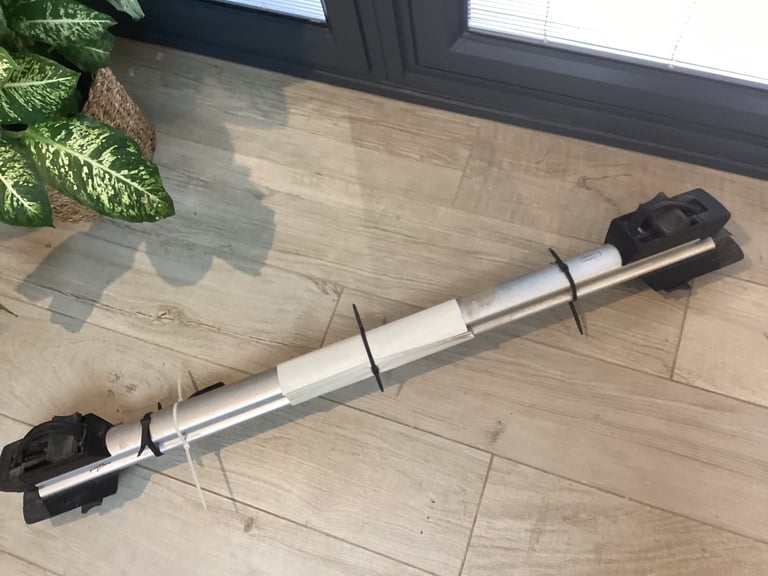 Aluminum roof bars for raised roof rails 