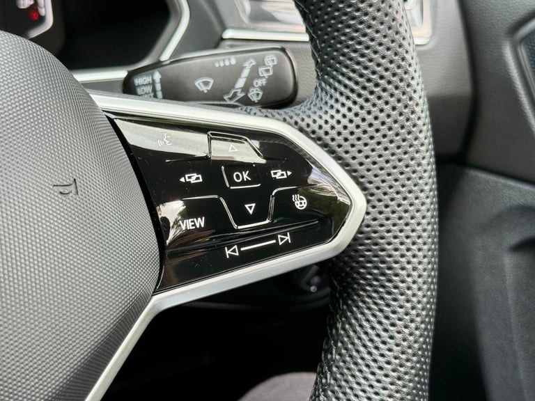 2023 Volkswagen TIGUAN R- Line Pan/r Cameras Full Service History heated steering