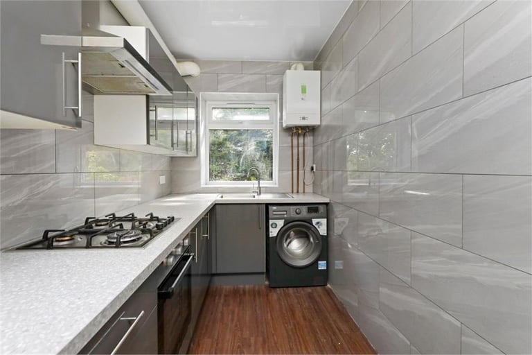 double room in fully furnished flat available - December 