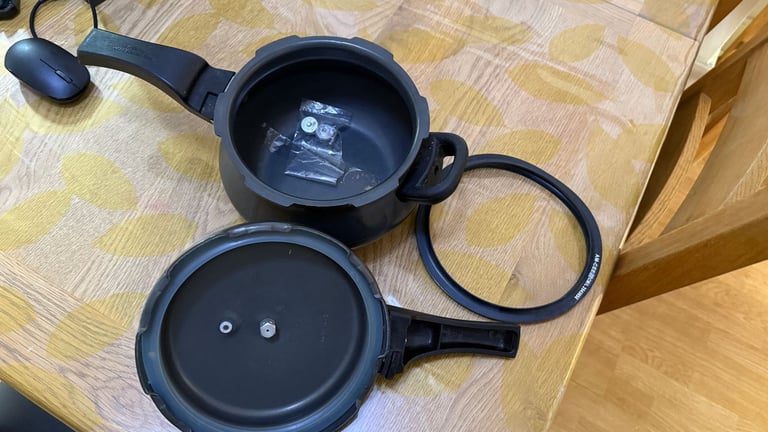 Prestige Non Stick Pressure Cooker - 3 Ltr with additional accessories