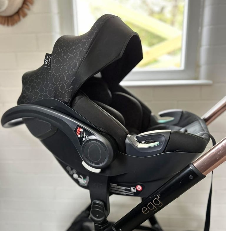 Egg2 Luxury pushchair and Shell I-size car seat special edition bundle in black Geo
